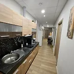 Kauno Apartamentai Big King Size Bed Διαμέρισμα *