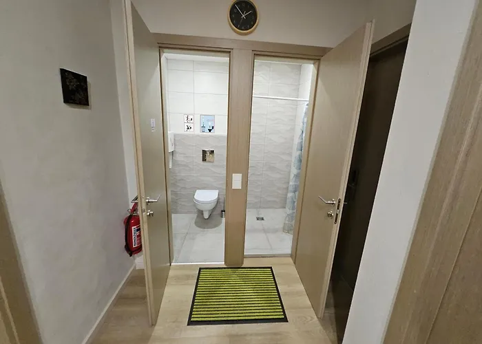 Kauno Apartamentai Big King Size Bed *